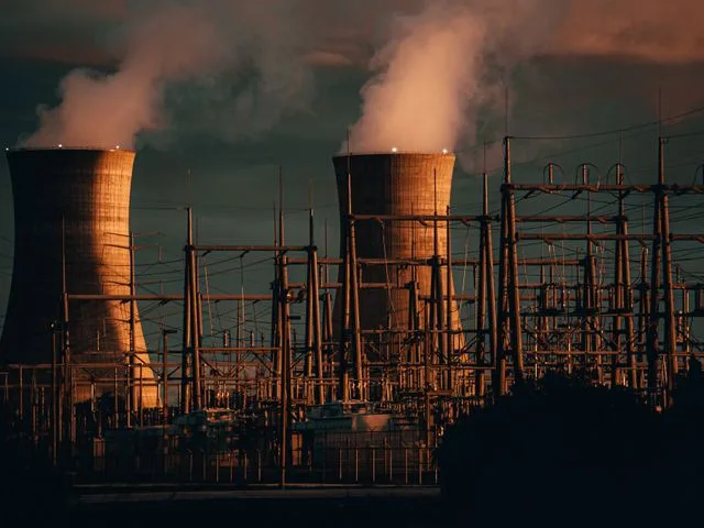 Energiatermelés naplementében, erőművi kapcsolóállomással