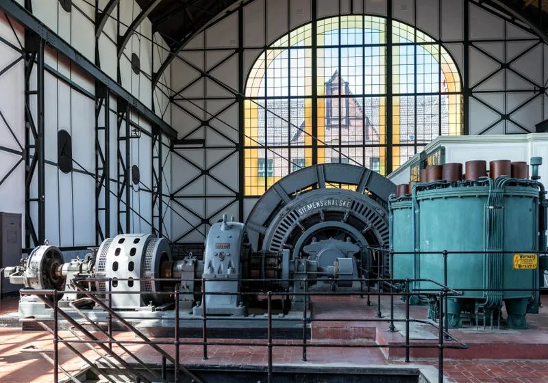 Erőművi gőzturbina-gépész gyakorlati oktatás — turbinaterem és vezérlőrendszer közelről